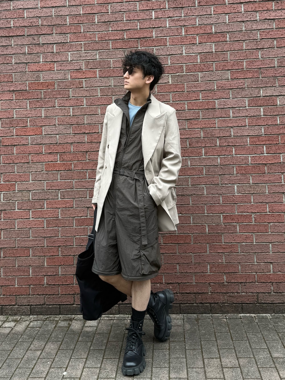 「春コーデ、モードカジュアル、大人カジュアル、サングラス、ジャケット、ジャンプスーツ、ハーフパンツ、ブーツ、ブラウン、アクセントカラー」｜「Chikashitsu +のアイテム（ブーツ、ブラック系）」を使った、TAK/差別化コーデさん（骨格ナチュラル・メンズ・183cm）の春コーディネートの1枚目の写真