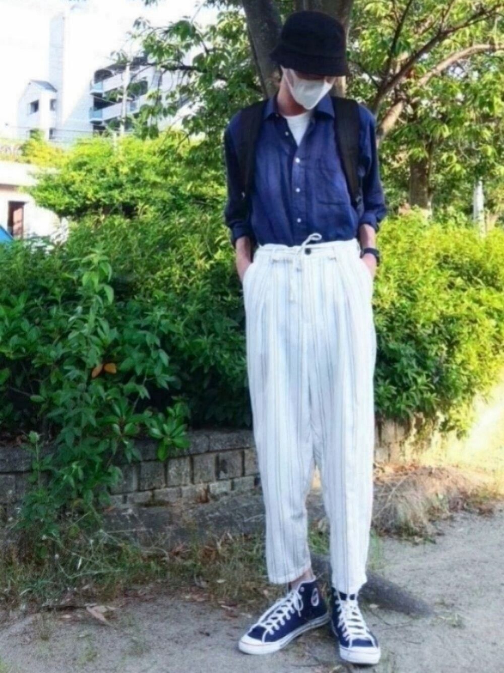 「夏コーデ、スニーカーコーデ、ゆるコーデ、白Tシャツ、プチプラ、おしゃれさんと繋がりたい、バケットハット、黒リュック、ワイドパンツ、コンバース、黒バケットハット、タックイン、オトナカジュアル、カジュアル、夏」｜「JUNREDのアイテム（パンツ、ホワイト系）」を使った、T.Kさん（メンズ・178cm）の夏コーディネートの1枚目の写真