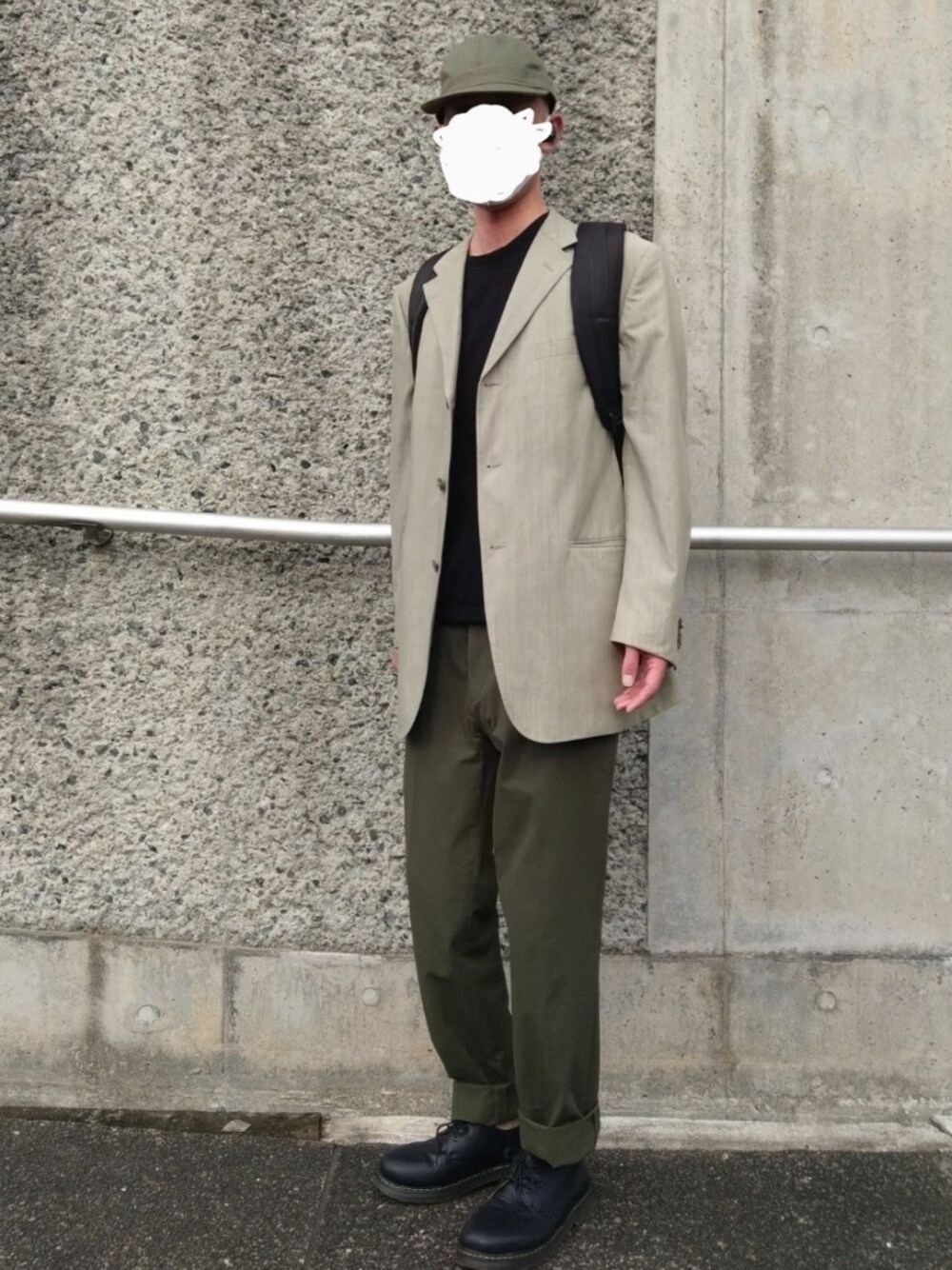「休日スタイル、きれいめカジュアル、オーバーサイズ、秋のコーデ、グリーン、カーキ、今日のコーデ」｜「UNIQLOのアイテム（カーゴパンツ、グリーン系）」を使った、T.Kさん（メンズ・178cm）の夏コーディネートの1枚目の写真