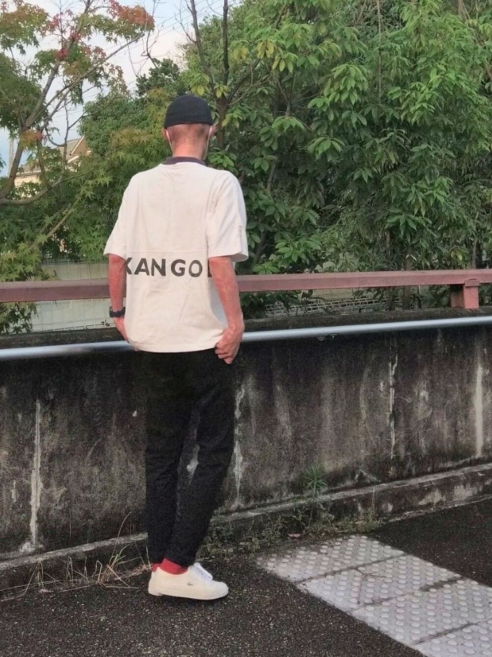 「カジュアルコーデ、オーバーサイズ、ロゴT、おしゃれさんと繋がりたい、黒、今日のコーデ、UNIQLO、大人コーデ、プチプラコーデ」｜「UNIQLOのアイテム（パンツ、グレー系）」を使った、T.Kさん（メンズ・178cm）の夏コーディネートの1枚目の写真