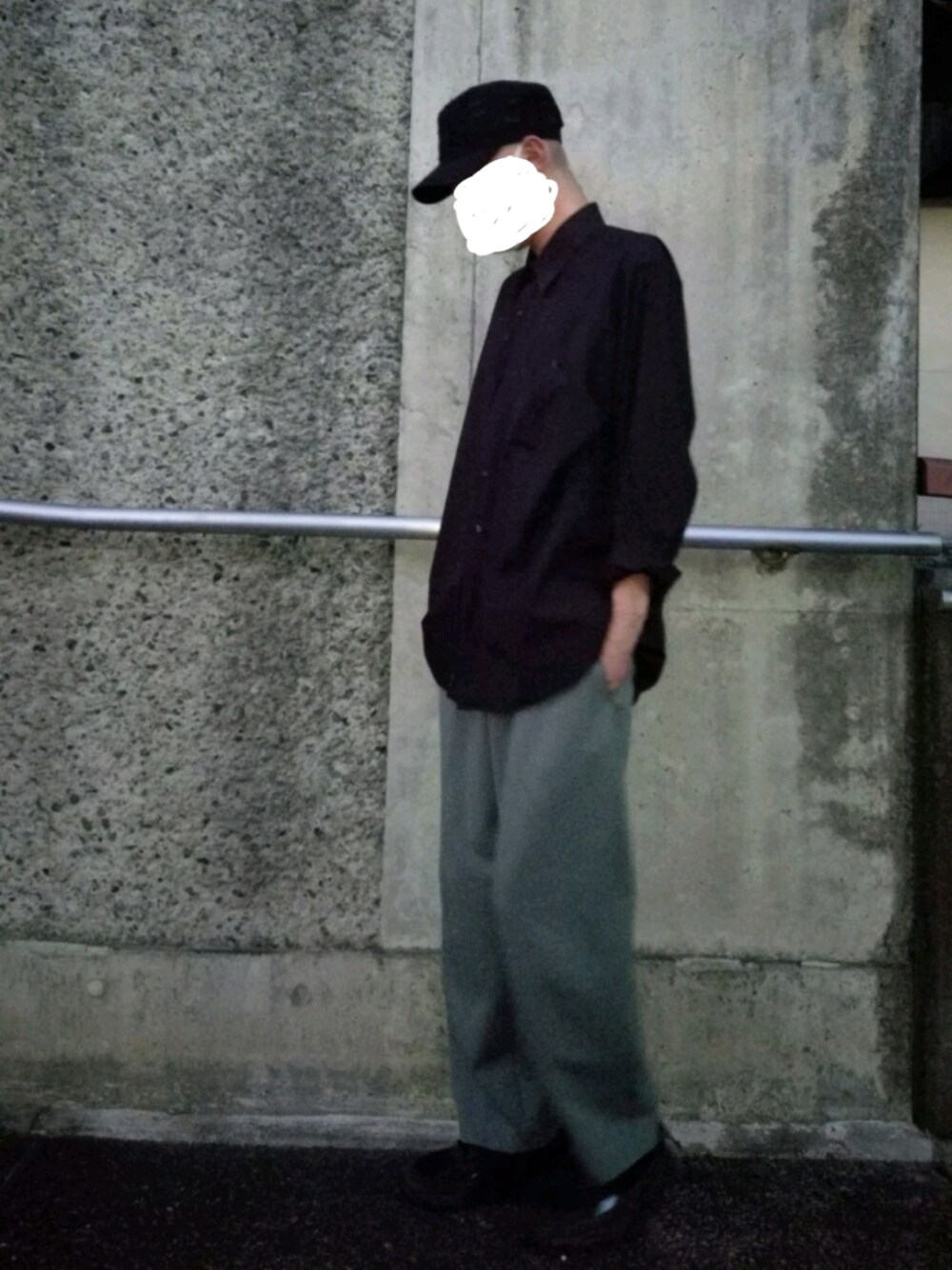 「今日のコーデ、カジュアル、スニーカー、古着コーデ、ストリート、黒スニーカー」｜「DKNY DONNA KARAN NEW YORKのアイテム（ジャケット/アウター、ブラック系）」を使った、T.Kさん（メンズ・178cm）の夏コーディネートの1枚目の写真