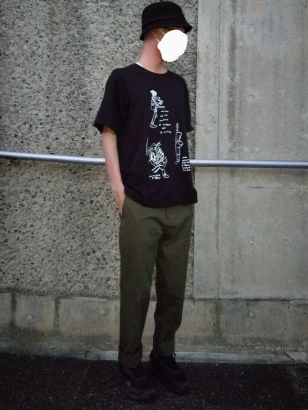 「オーバーサイズ、シンプルコーデ、シャツスタイル、ブラック、スニーカー、ストリート、ootd、バケットハット」｜「UNIQLOのアイテム（カーゴパンツ、グリーン系）」を使った、T.Kさん（メンズ・178cm）の夏コーディネートの1枚目の写真