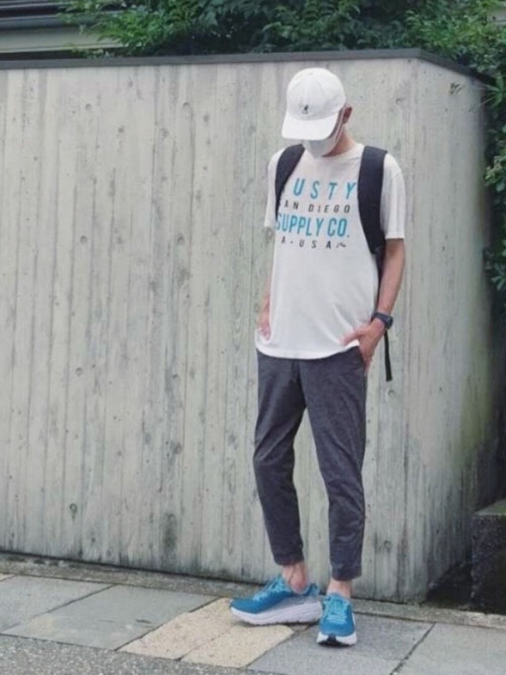 「夏コーデ、スニーカーコーデ、シンプル、白Tシャツ、プリントT、UNIQLO、夏セールで買いました」｜「UNIQLOのアイテム（パンツ、グレー系）」を使った、T.Kさん（メンズ・178cm）の夏コーディネートの1枚目の写真