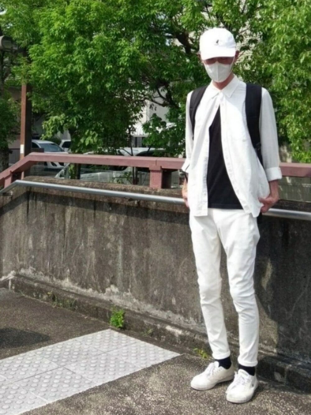 「夏、白パンツ、モノトーン、大人カジュアル、カジュアル、キャップ、夏コーデ、お洒落さんとつながりたい、シンプルコーデ、ホワイトコーデ」｜「UNIQLOのアイテム（パンツ、ホワイト系）」を使った、T.Kさん（メンズ・178cm）の夏コーディネートの1枚目の写真