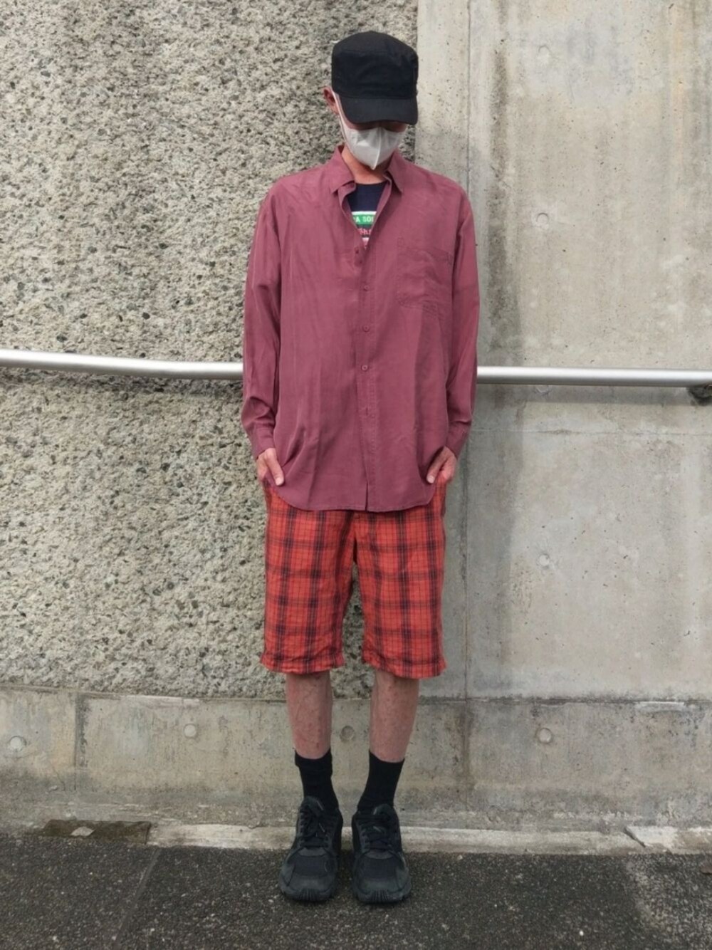 「ビッグシルエット、チェック、スニーカーコーデ、ストリート、オーバーサイズ」｜「UNIQLOのアイテム（トップス、グレー系）」を使った、T.Kさん（メンズ・178cm）の夏コーディネートの1枚目の写真