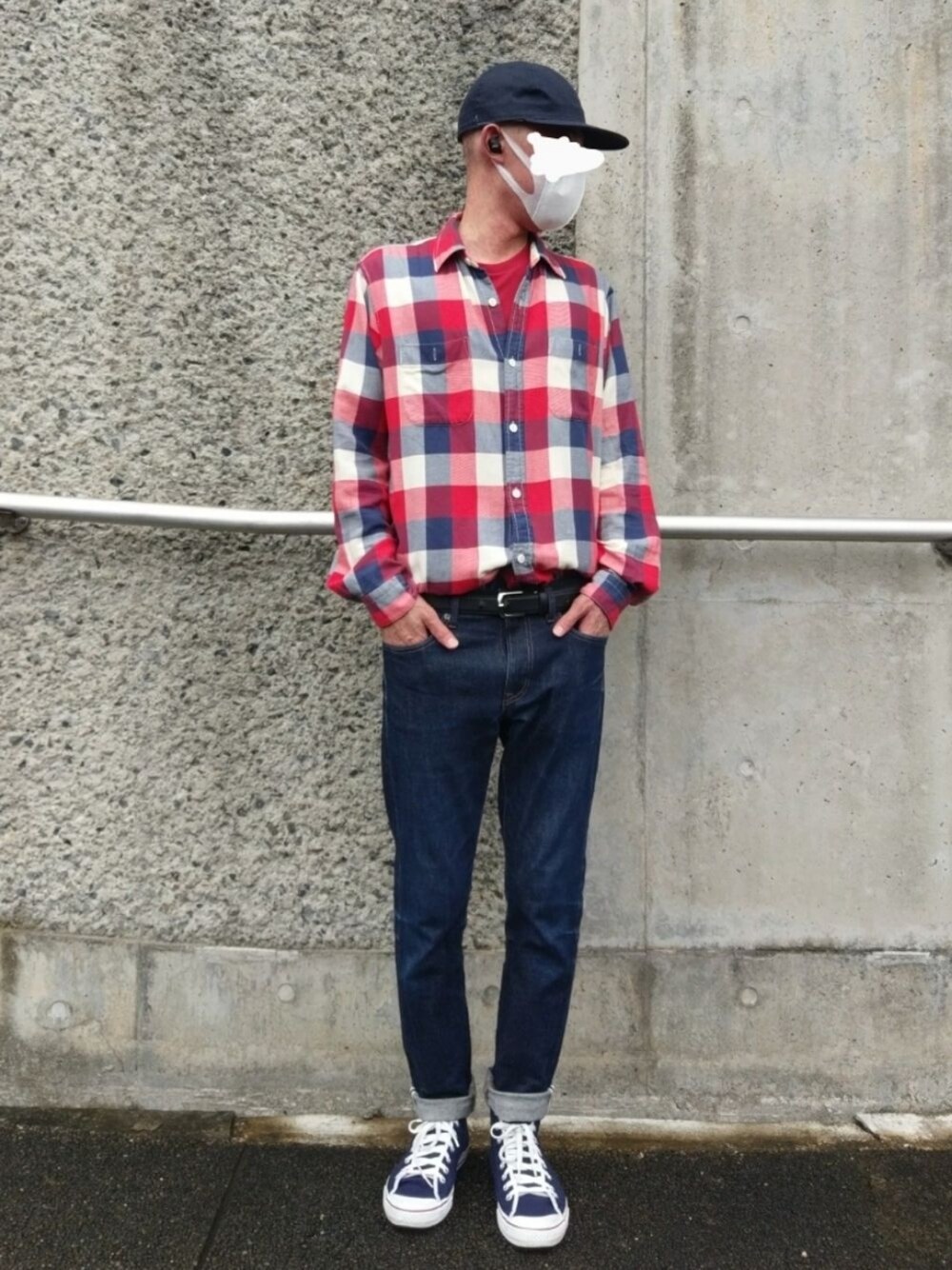 「休日スタイル、カジュアル、ハイカットスニーカー、UNIQLO、シンプルコーデ、柄シャツ、スニーカー」｜「UNIQLOのアイテム（デニムパンツ、レッド系）」を使った、T.Kさん（メンズ・178cm）の夏コーディネートの1枚目の写真