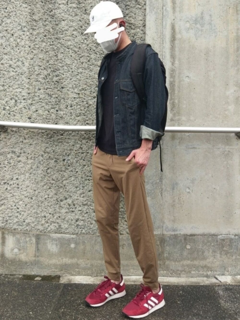 「今日のコーデ、カラーパンツ、スニーカーコーデ、大学生、デニムジャケット、スポーツミックス」｜「UNIQLOのアイテム（パンツ、ブラウン系）」を使った、T.Kさん（メンズ・178cm）の夏コーディネートの1枚目の写真