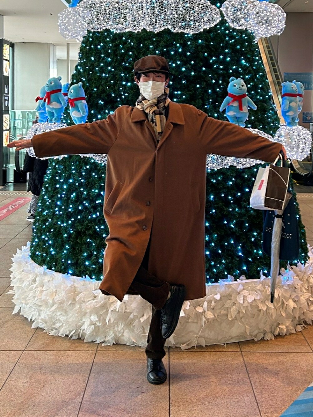 「シンプルコーデ、オトナカジュアル、キレイめ、大人カジュアル」｜「UNIQLOのアイテム（チノパンツ、ブラック系）」を使った、T.Kさん（メンズ・178cm）の春コーディネートの1枚目の写真