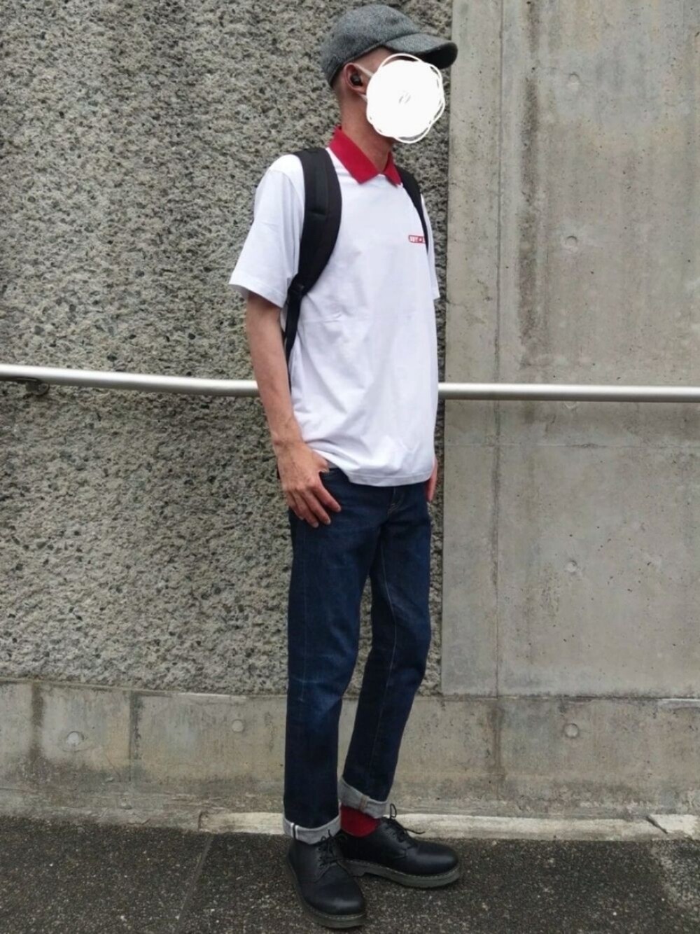 「夏、プリントT、シンプルコーデ、カジュアルコーデ、白Tシャツ、大学生、夏コーデ、デニムパンツ、ポロシャツ」｜「UNIQLOのアイテム（デニムパンツ、レッド系）」を使った、T.Kさん（メンズ・178cm）の夏コーディネートの1枚目の写真