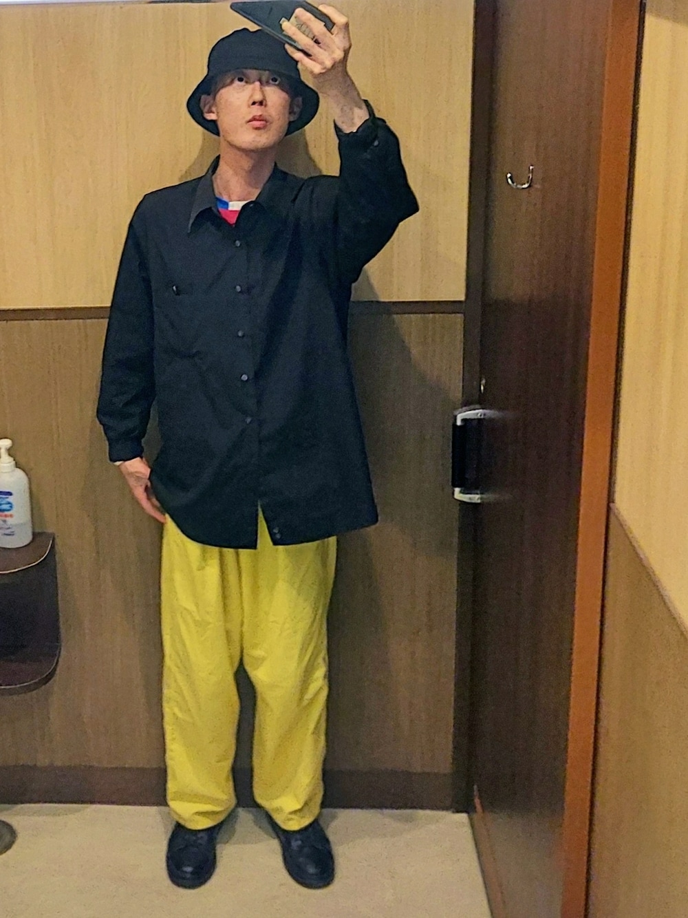 「夏コーデ、ワイドパンツ、シンプルコーデ、バケットハット、ストリート、ストリートコーデ、イエロー、ブラック」｜「Dickiesのアイテム（カーゴパンツ、イエロー系）」を使った、T.Kさん（メンズ・178cm）の春コーディネートの1枚目の写真