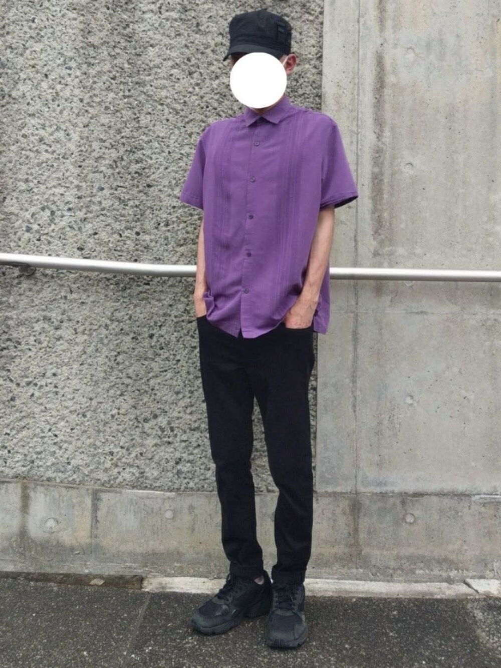 「夏コーデ、黒、ネオンカラー、キャップ、streetstyle、streetfashion、スニーカー、ストリート」｜「UNIQLOのアイテム（パンツ、ブラック系）」を使った、T.Kさん（メンズ・178cm）の夏コーディネートの1枚目の写真