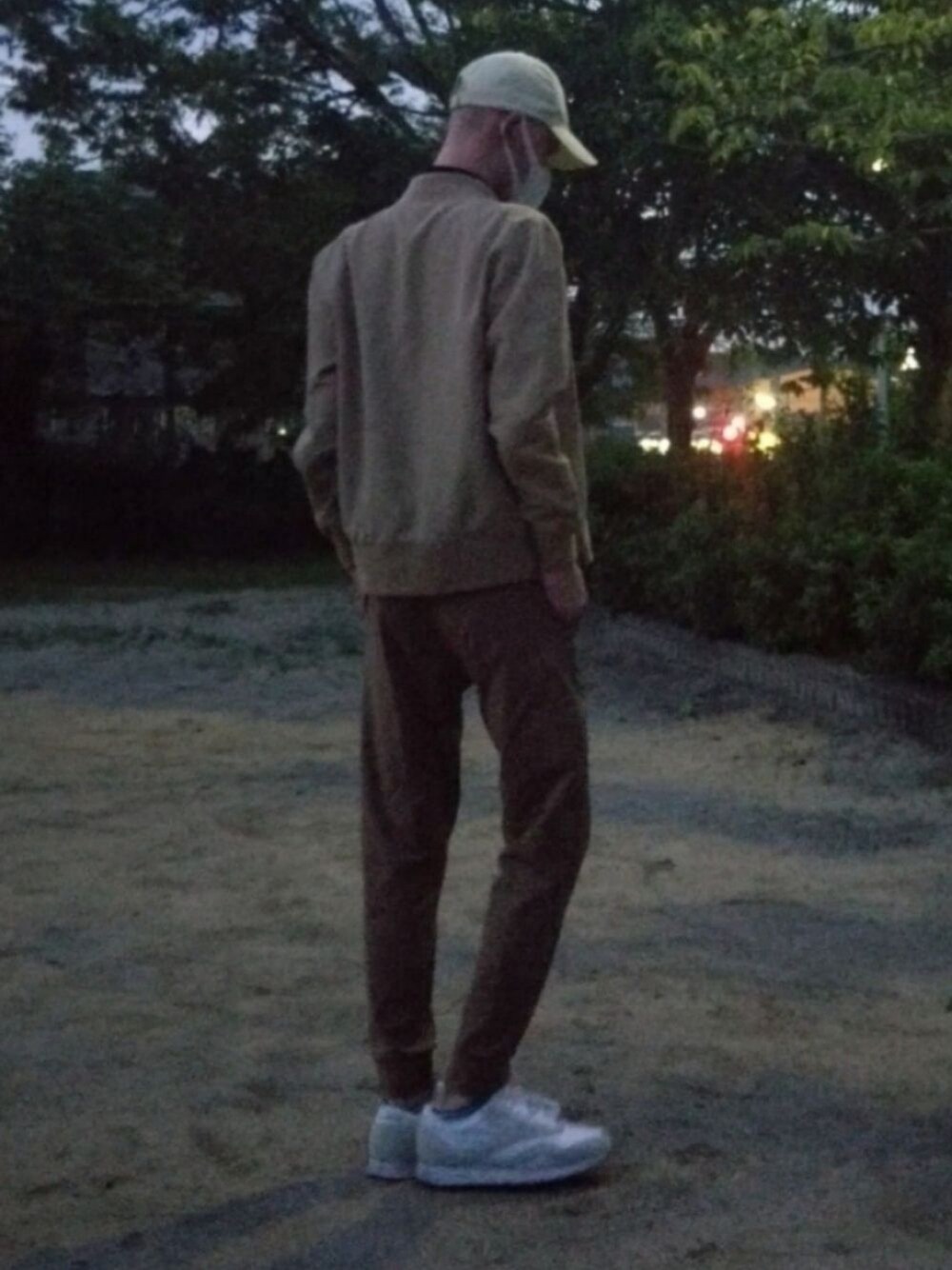 「シンプル、スニーカー、おしゃれさんと繋がりたい、カジュアル、秋のコーデ、秋服準備はじめました、茶色、帽子、ギター弾きたい、ファッションの力を信じよう、ベージュ」｜「UNIQLOのアイテム（パンツ、ブラウン系）」を使った、T.Kさん（メンズ・178cm）の夏コーディネートの1枚目の写真
