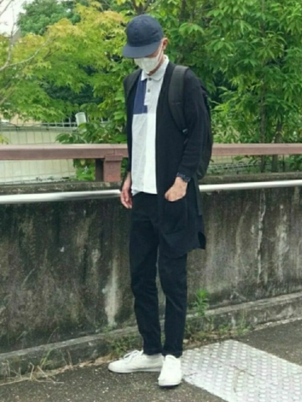 「シンプル、カジュアルコーデ、秋のコーデ、きれいめカジュアル、おしゃれさんと繋がりたい、秋服準備はじめました、スニーカー、カーディガン、チノパン」｜「UNIQLOのアイテム（パンツ、ブラック系）」を使った、T.Kさん（メンズ・178cm）の夏コーディネートの1枚目の写真
