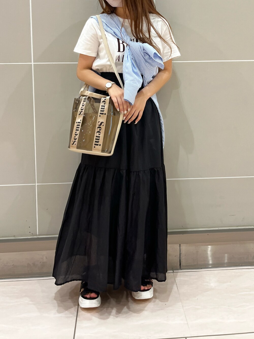 ホワイト系のTシャツ/カットソー、ブルー系のシャツ/ブラウス、ブラック系のスカートを着用したレディースの夏コーディネートの1枚目の写真