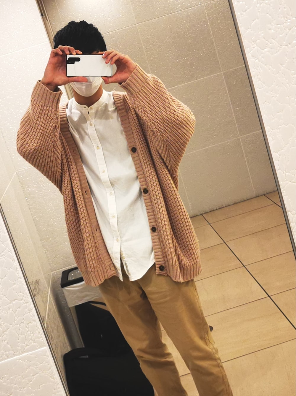 「ZARA、EMMA  CLOTHES、大学寝坊、トイレ自撮り」｜「EMMA CLOTHESの5G畦編みボリュームニット ルーズカーディガン 2022 SPRING(EMMA CLOTHES)（カーディガン/ボレロ、ピンク系）」を使った、マサルさん（メンズ・178cm）の秋コーディネートの1枚目の写真
