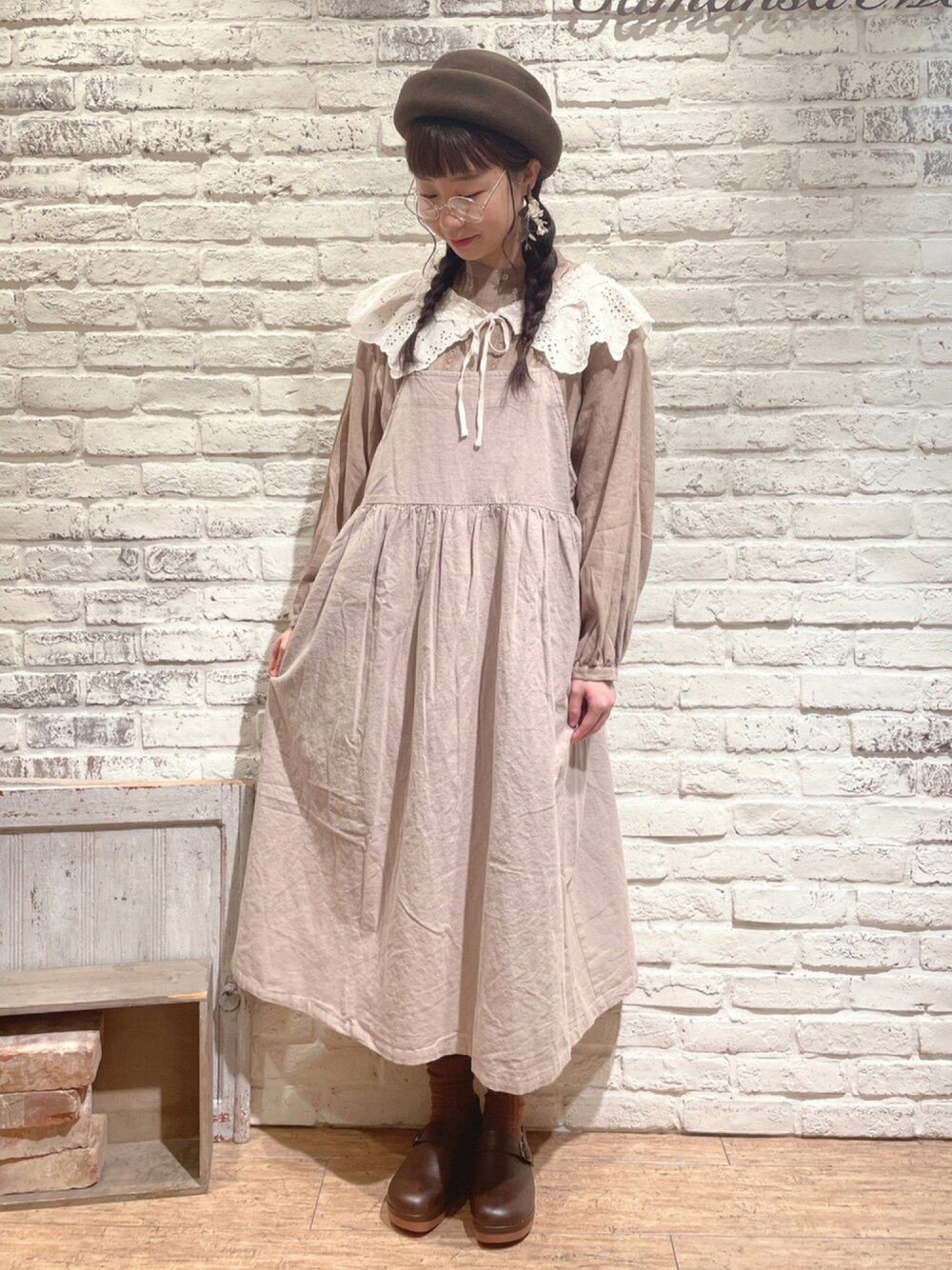 「ワンピース、ワントーンコーデ、ベージュ、つけ襟、ゆるコーデ、大人ガーリー、キャミワンピ、サマンサ モスモス(Samansa Mos2)、Samansa Mos2、秋コーデ」｜「Samansa Mos2のバックリボンジャンパースカート（ジャンパースカート、ベージュ系）」を使った、なかお⚘さん（レディース・165cm）の秋コーディネートの1枚目の写真
