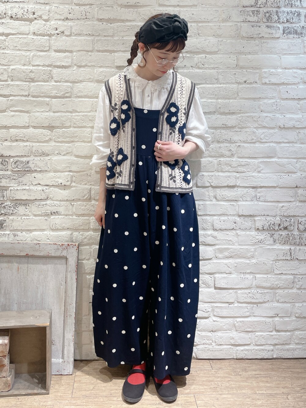 「Samansa Mos2、サマンサ モスモス(Samansa Mos2)、SM2、ベスト、かぎ針編みニット、刺繍、サロペット、ドット、ゆるコーデ、レイヤードスタイル、お出かけコーデ、春コーデ、ナチュラル」｜「Samansa Mos2のダブルガーゼ襟レースブラウス（シャツ/ブラウス、ホワイト系）」を使った、なかお⚘さん（レディース・165cm）の春コーディネートの1枚目の写真