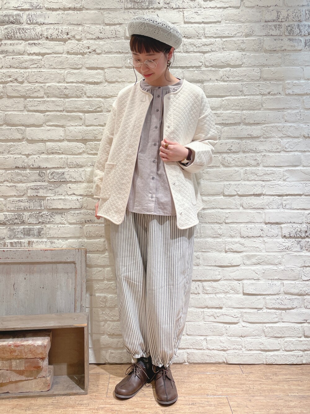 「Samansa Mos2、SM2、サマンサ モスモス(Samansa Mos2)、パンツスタイル、ストライプ、ノーカラー、キルティング、カットソー、ブラウス、ゆるコーデ、春コーデ、春アウター、ベレー帽、白」｜「Samansa Mos2の前後着ボタン配色ブラウス（シャツ/ブラウス、グレー系）」を使った、なかお⚘さん（レディース・165cm）の冬コーディネートの1枚目の写真