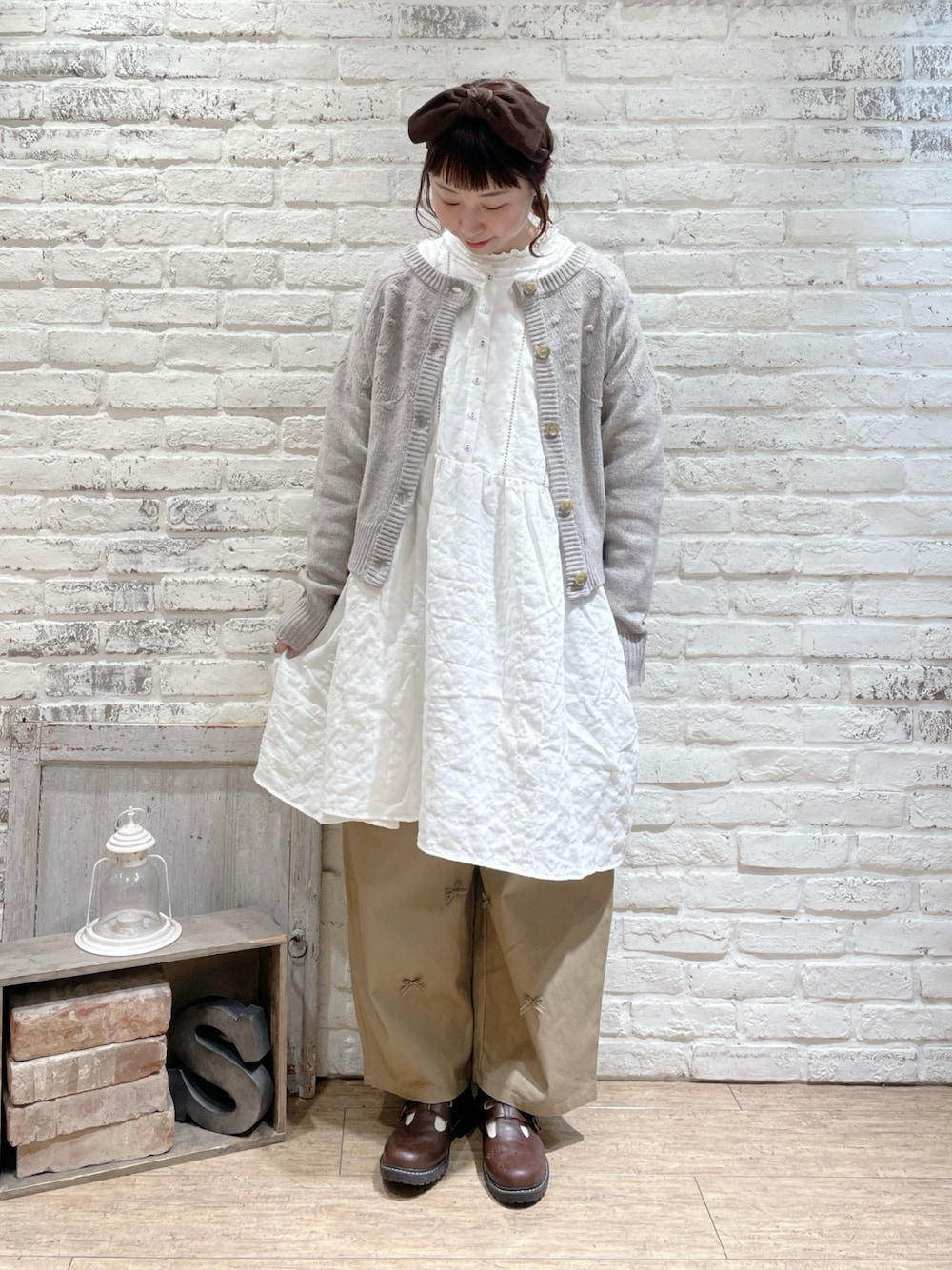 「Samansa Mos2、サマンサ モスモス(Samansa Mos2)、SM2、ベージュ、ナチュラル、パンツスタイル、ゆるコーデ、チュニック、ニット、カーディガン」｜「Samansa Mos2のドットジャカードスタンド襟カットソー（Tシャツ/カットソー、ホワイト系）」を使った、なかお⚘さん（レディース・165cm）の冬コーディネートの1枚目の写真