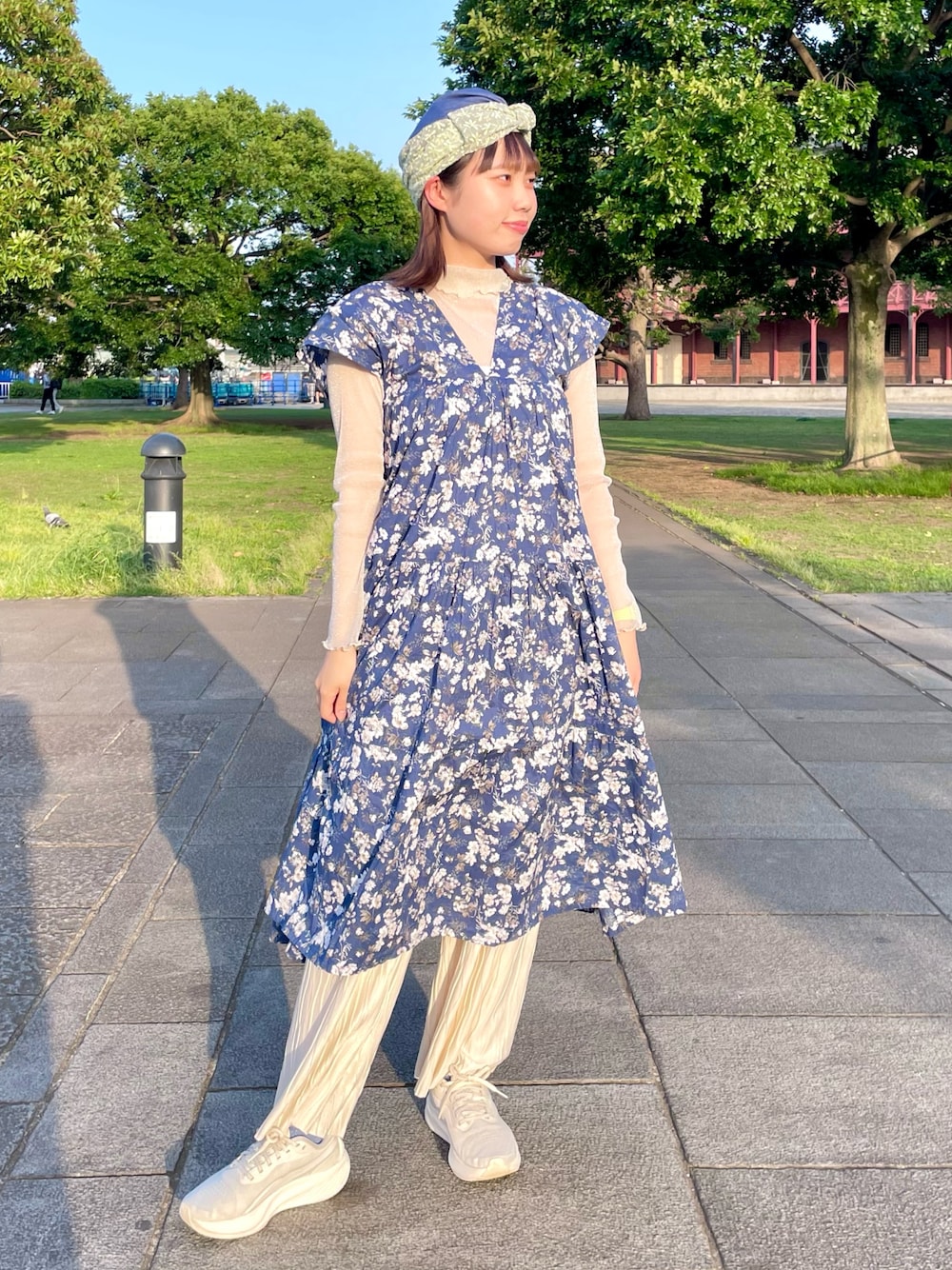 ホワイト系のその他パンツ、ホワイト系のスニーカー、ブルー系のワンピースを着用したレディースの春コーディネートの1枚目の写真