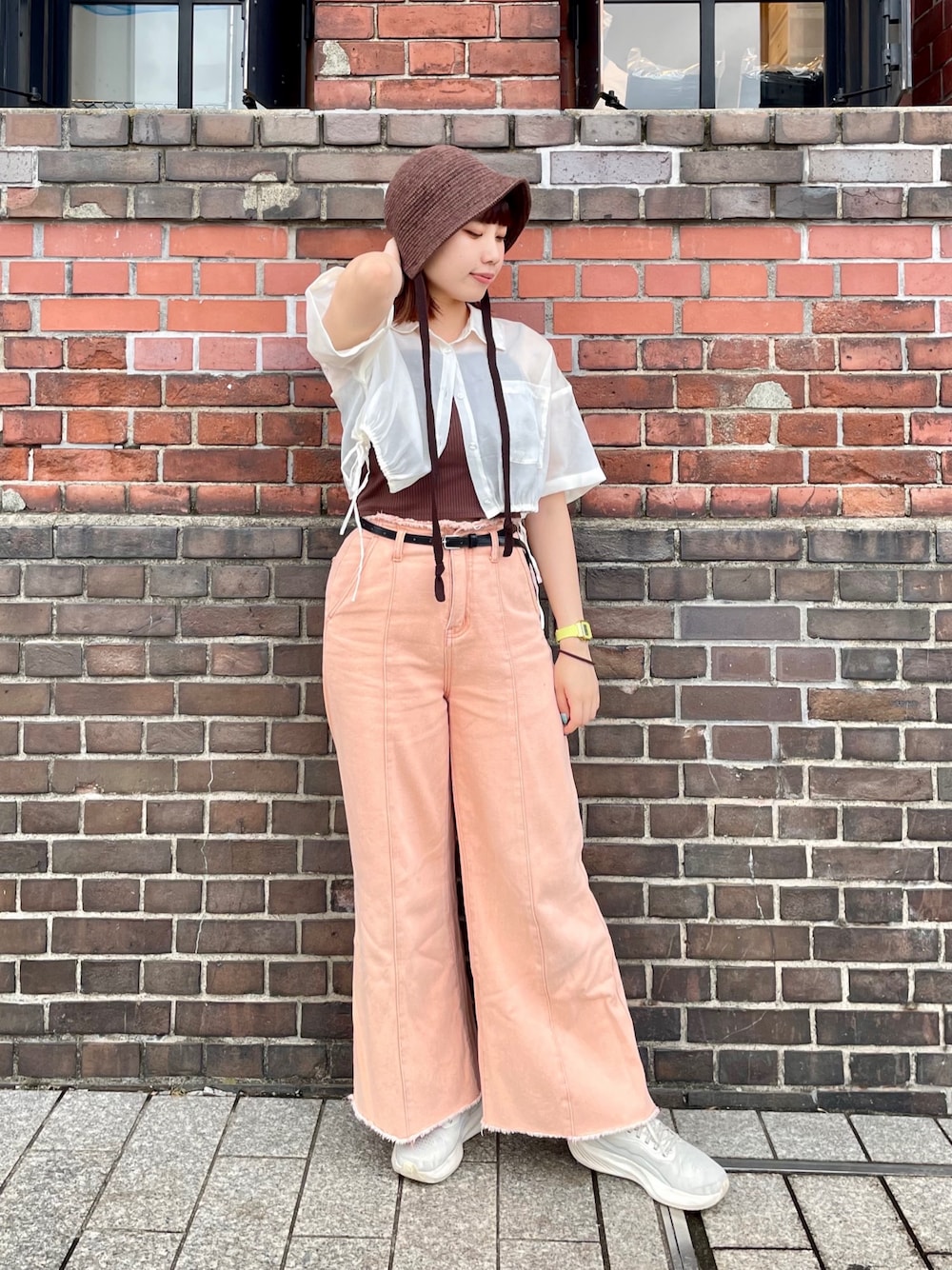 ホワイト系のシャツ/ブラウス、オレンジ系のデニムパンツ、ホワイト系のスニーカーを着用したレディースの夏コーディネートの1枚目の写真