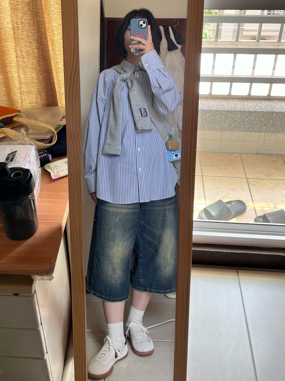 その他のその他パンツ、グレー系のショルダーバッグ、ホワイト系のシューズを着用したレディースの秋コーディネートの1枚目の写真