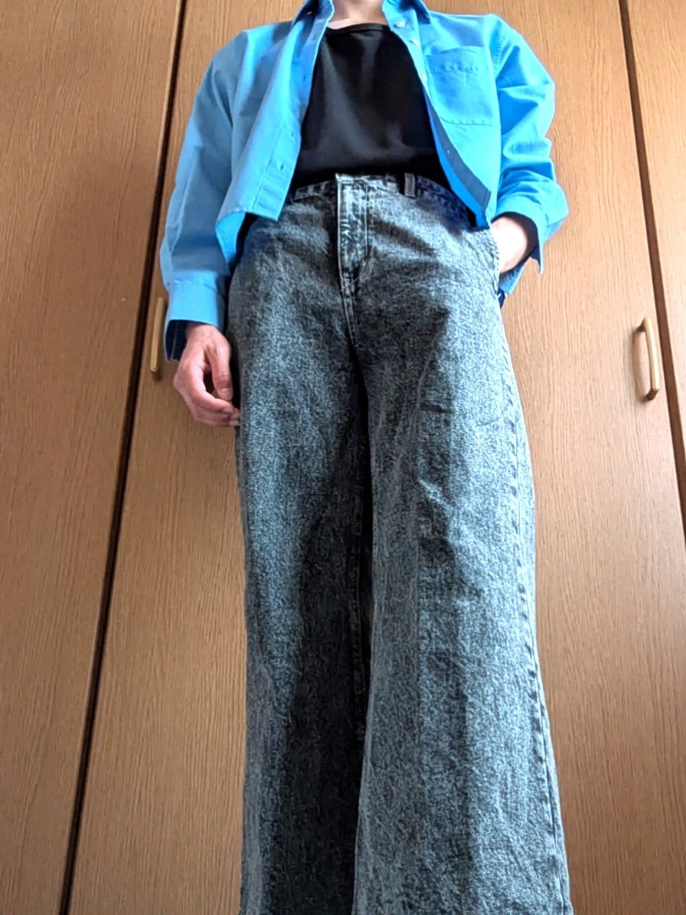 ブラック系のデニムパンツ、ブルー系のシャツ/ブラウス、ブラック系のタンクトップを着用したメンズの春コーディネートの1枚目の写真