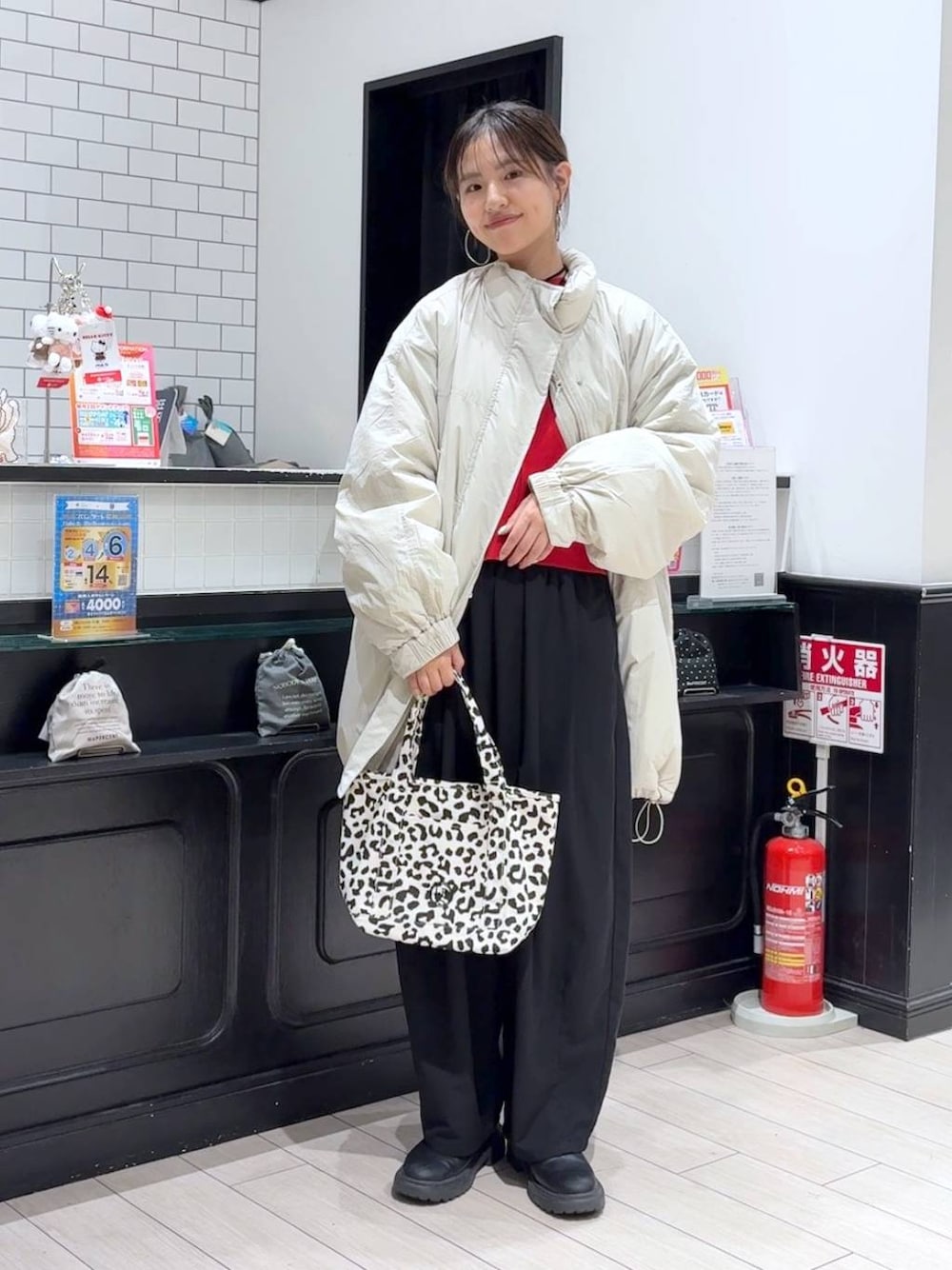 その他のショルダーバッグ、ブラック系のその他パンツ、ホワイト系のブルゾンを着用したレディースの秋コーディネートの1枚目の写真