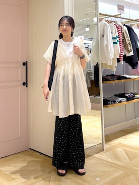 「LOWRYS FARM（ローリーズファーム）のシャーリングチュニックフレンチスリーブ　 581468（シャツ/ブラウス、ホワイト系）」を使った、もりこさん（レディース）の春コーディネート