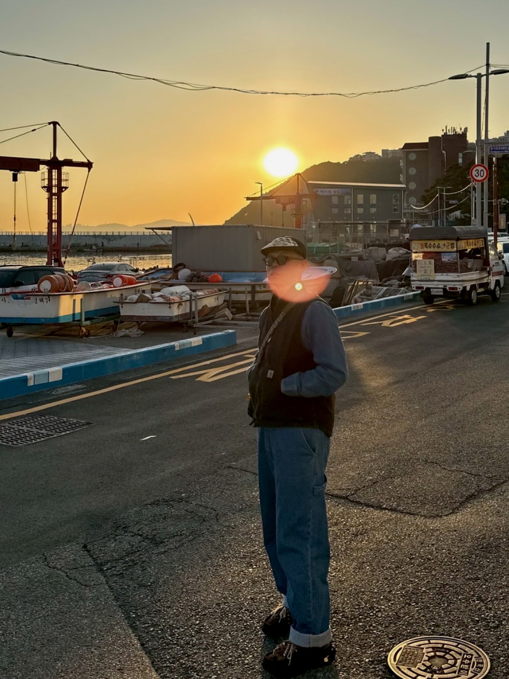 ブラック系のジャケット/アウター、ブルー系のオールインワン・サロペット、ブラウン系のシューズを着用したメンズの秋コーディネートの1枚目の写真