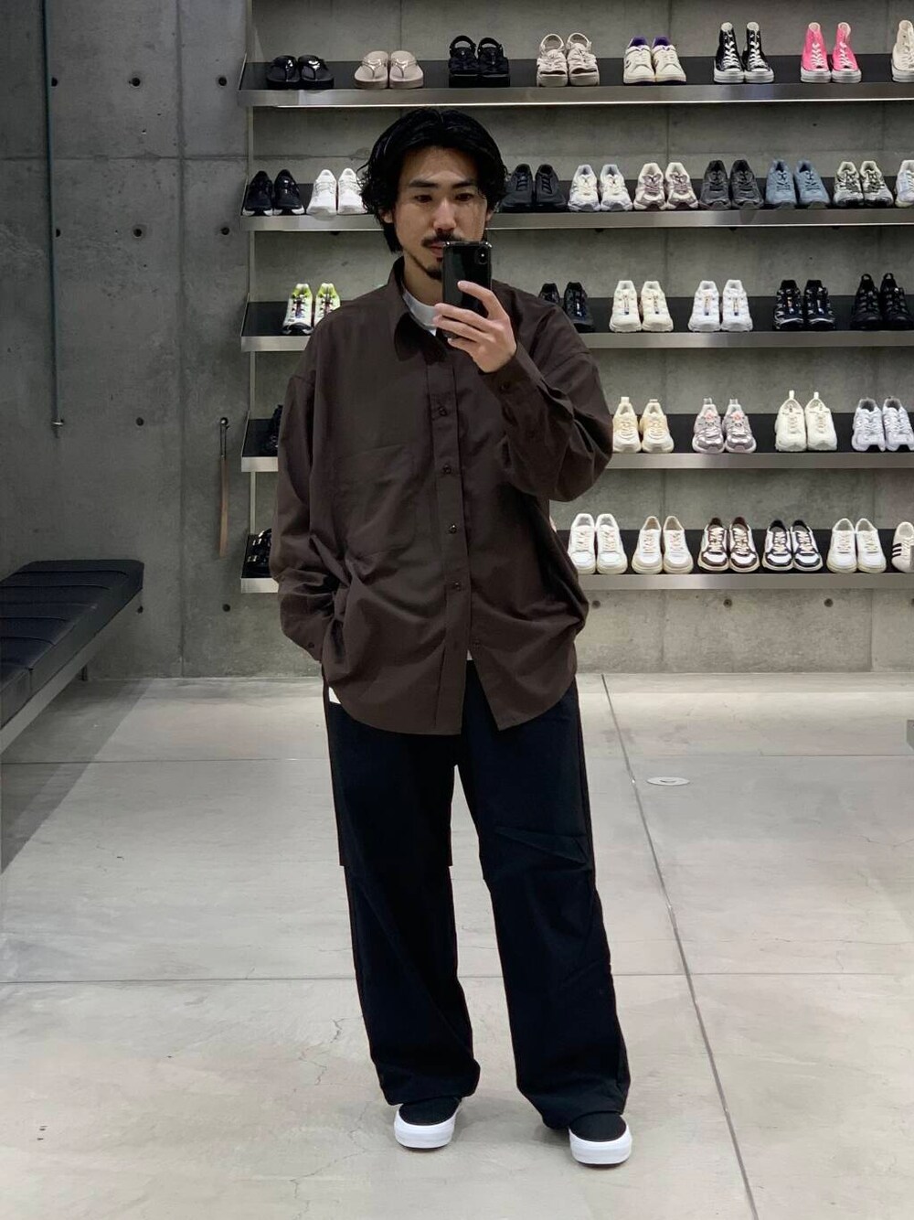 「大人カジュアル、ワイドパンツ、vans、オーバーサイズ、イージーパンツ、機能素材、スニーカーコーデ、夏コーデ、リラックス、シャツコーデ、ナイロンパンツ、ddddddd、大人リラックス」｜「VANSのVANS PREMIUM　Slip-On Reissue 98（スニーカー、ブラック系）」を使った、KUROKAWA DAIKIさん（メンズ・168cm）の春コーディネートの1枚目の写真