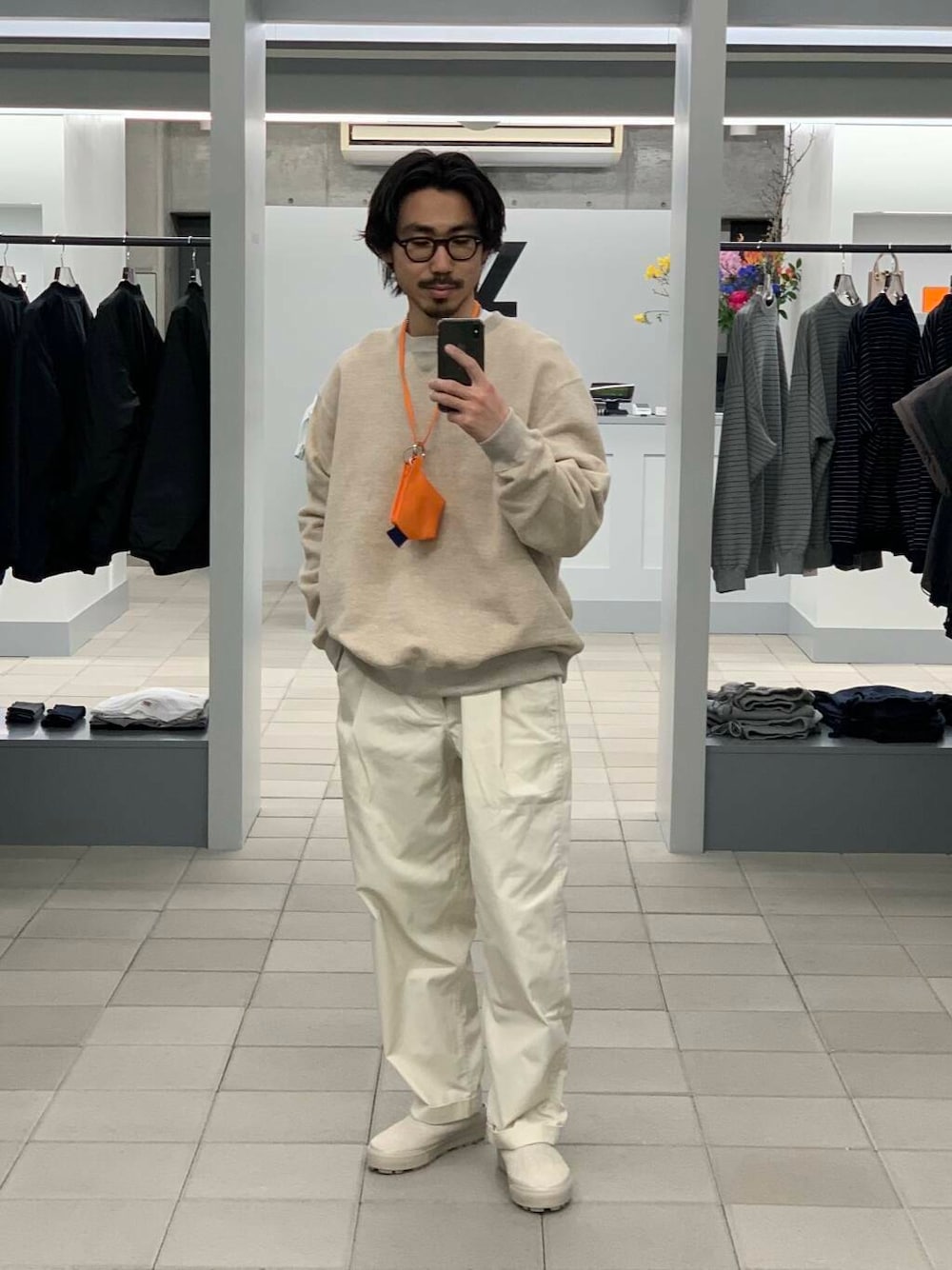 「大人カジュアル、ワイドパンツ、vans、オーバーサイズ、スウェット、グラミチ、春コーデ、スニーカーコーデ、リラックス、URBS、セブンバイセブン、大人リラックス、スタッフが狙う春の新作」｜「GramicciのLOWERCASE / Gramicci　TC TWILL TUCK TAPERED（その他パンツ、ホワイト系）」を使った、KUROKAWA DAIKIさん（メンズ・168cm）の冬コーディネートの1枚目の写真