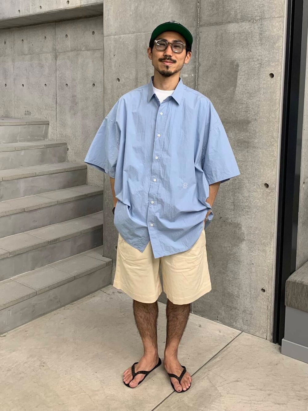 「シャツ、大人カジュアル、ワイドパンツ、オーバーサイズ、イージーパンツ、サンダル、ブルー、夏コーデ、ショーツ、リラックス、シャツコーデ、ショーツコーデ、サマーショーツ、widedad、大人リラックス」｜「guepardのguepard　gp-17（メガネ、グレー系）」を使った、KUROKAWA DAIKIさん（メンズ・168cm）の夏コーディネートの1枚目の写真