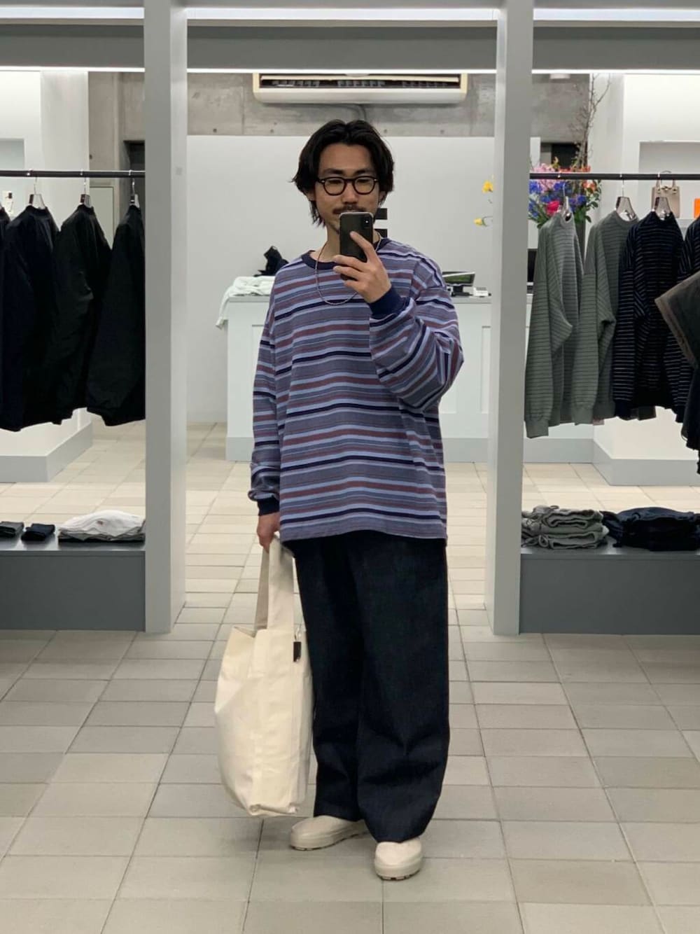 「lee、大人カジュアル、デニム、ワイドパンツ、vans、スラックス、オーバーサイズ、春コーデ、スニーカーコーデ、デニムコーデ、リラックス、URBS、ポリプロイド、大人リラックス、スタッフが狙う春の新作」｜「Leeの『別注』Lee101×URBAN RESEARCH　COWBOYPANTS（デニムパンツ、ブルー系）」を使った、KUROKAWA DAIKIさん（メンズ・168cm）の冬コーディネートの1枚目の写真