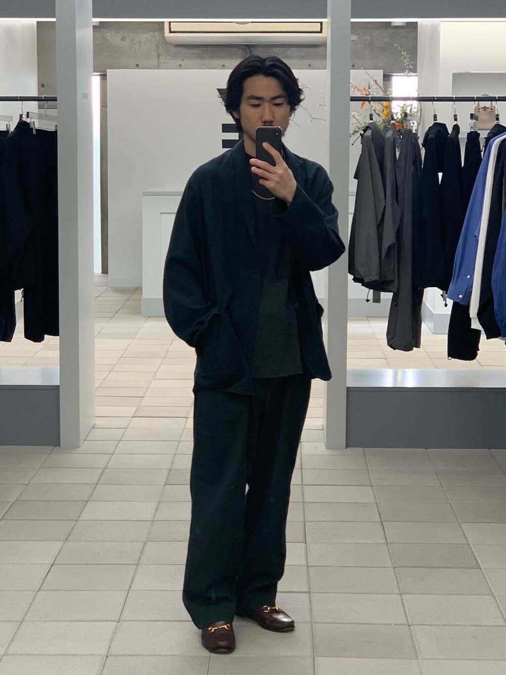 「大人カジュアル、デニム、ワイドパンツ、ジャケットスタイル、セットアップ、ローファー、春コーデ、リラックス、オーバーダイ、newbasic、大人リラックス、スタッフが狙う春の新作」｜「URBAN RESEARCHのnew basic デニムオーバーダイパンツ（デニムパンツ、ブラック系）」を使った、KUROKAWA DAIKIさん（メンズ・168cm）の春コーディネートの1枚目の写真