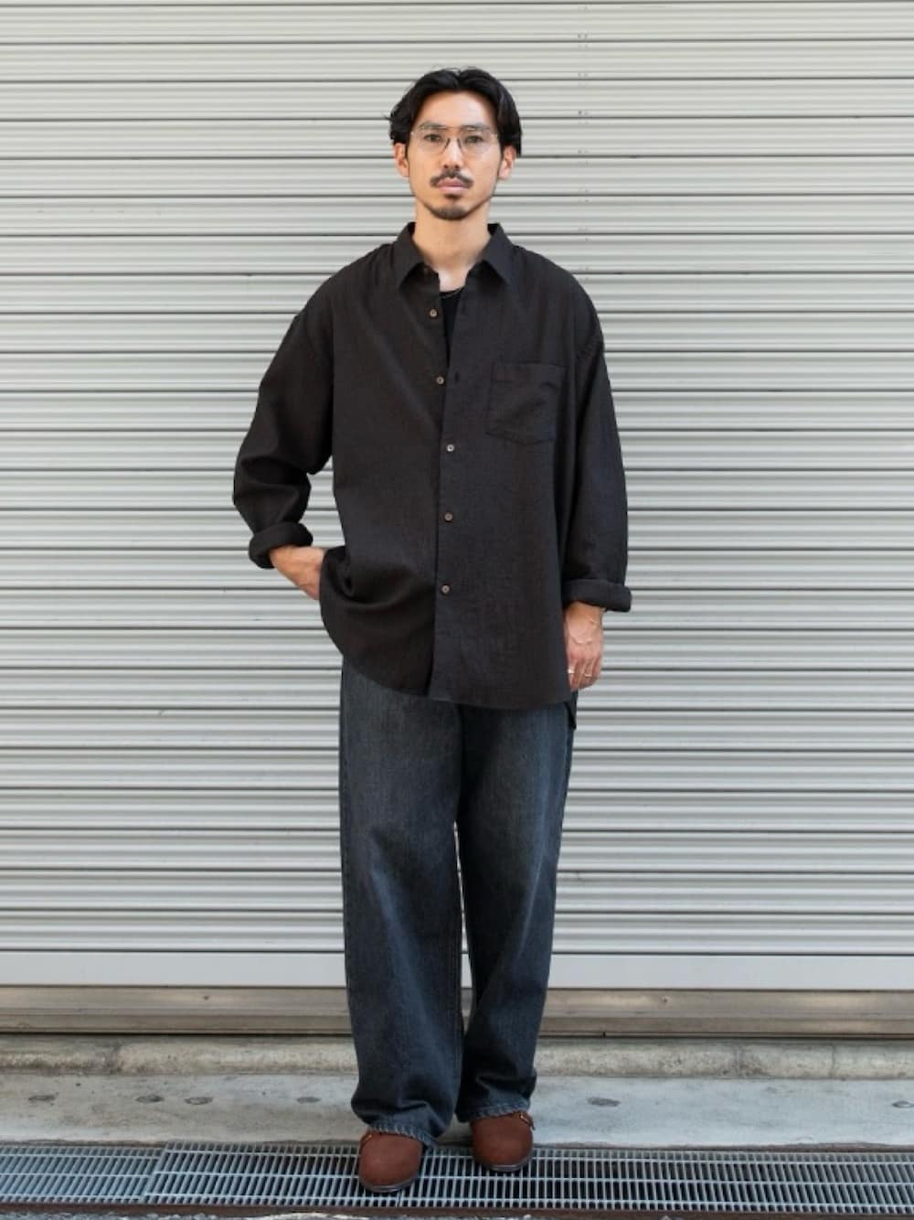 ブラウン系のシャツ/ブラウス、ブラック系のデニムパンツ、ブラウン系のローファーを着用したメンズの秋コーディネートの1枚目の写真