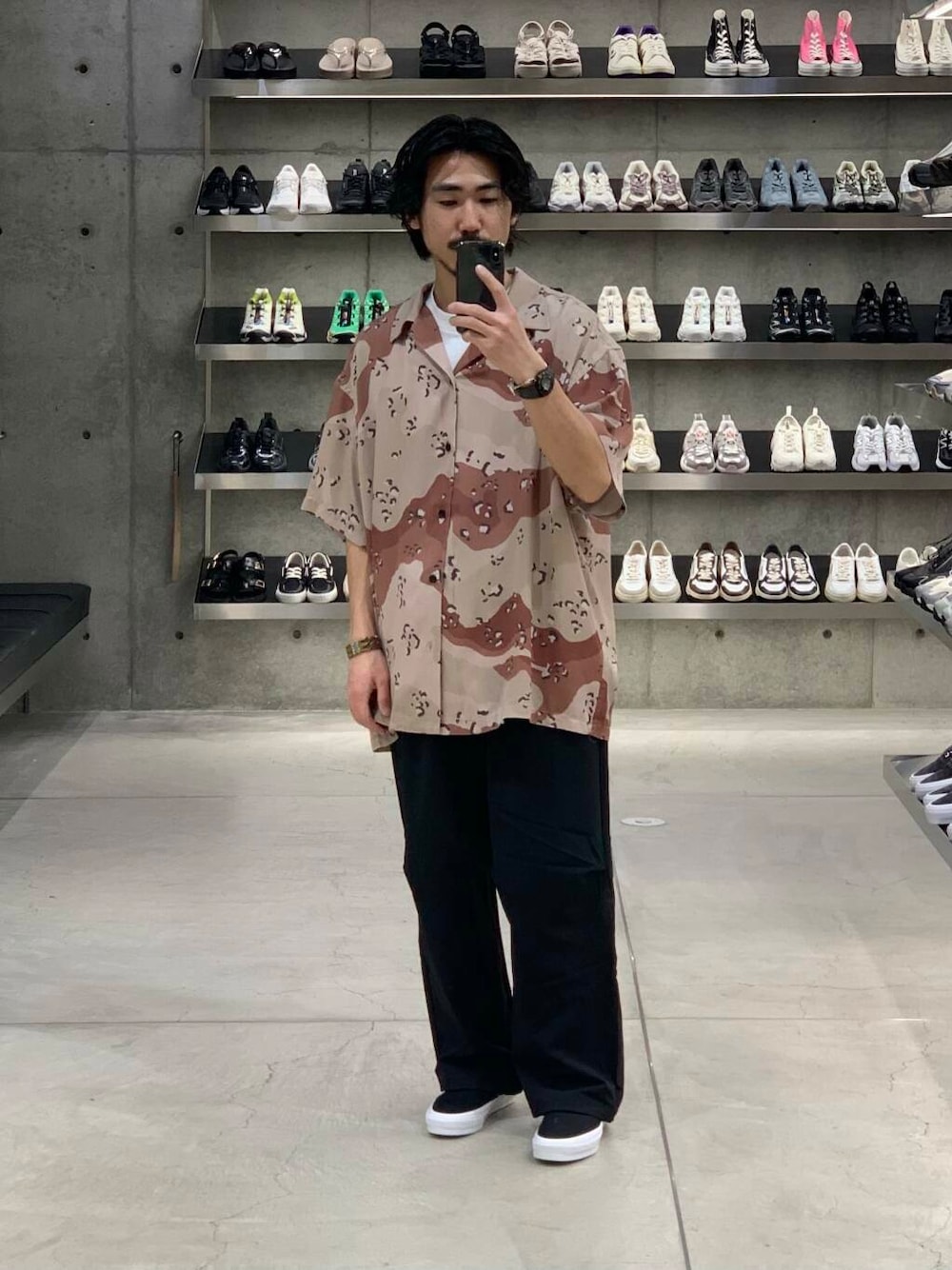「大人カジュアル、ワイドパンツ、vans、オーバーサイズ、イージーパンツ、機能素材、スニーカーコーデ、夏コーデ、リラックス、シャツコーデ、ナイロンパンツ、ddddddd、大人リラックス」｜「VANSのVANS PREMIUM　Slip-On Reissue 98（スニーカー、ブラック系）」を使った、KUROKAWA DAIKIさん（メンズ・168cm）の春コーディネートの1枚目の写真