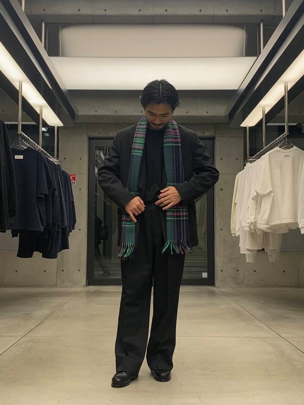 ブラック系のドレスシューズ、ブラック系のTシャツ/カットソー、ブラック系のその他パンツを着用したメンズの冬コーディネートの1枚目の写真