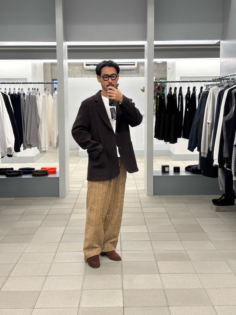 ブラウン系のその他アウター、パープル系のその他パンツ、ブラウン系のローファーを着用したメンズの秋コーディネートの1枚目の写真