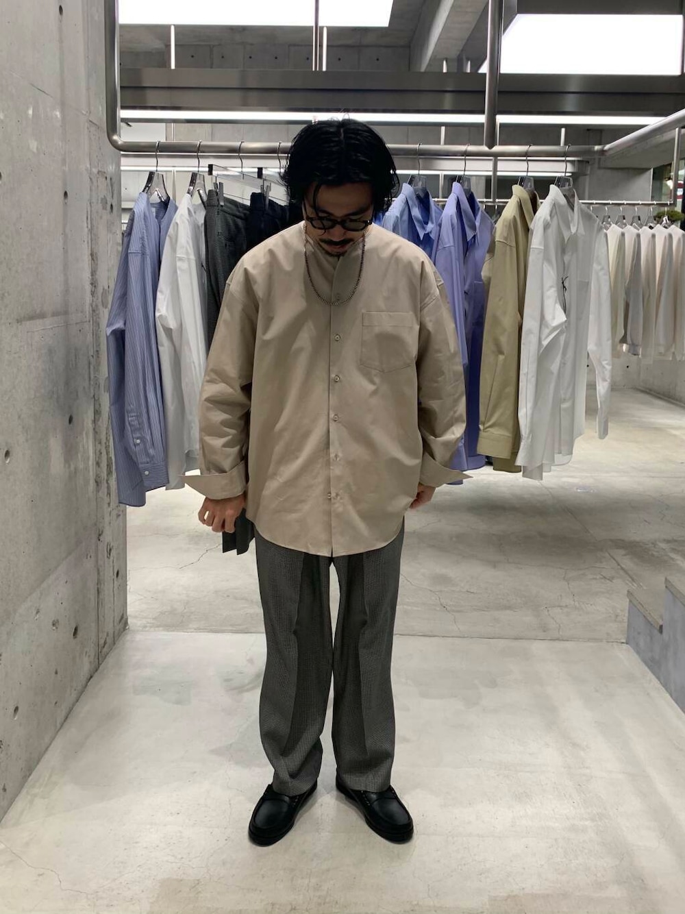 「大人カジュアル、ワイドパンツ、スラックス、オーバーサイズ、革靴、春コーデ、リラックス、シャツコーデ、羽織り、wool、革靴コーデ、パラブーツ、newbasic、大人リラックス、スタッフが狙う春の新作」｜「URBAN RESEARCHのPARABOOT　CORAUX（ローファー、ブラック系）」を使った、KUROKAWA DAIKIさん（メンズ・168cm）の冬コーディネートの1枚目の写真