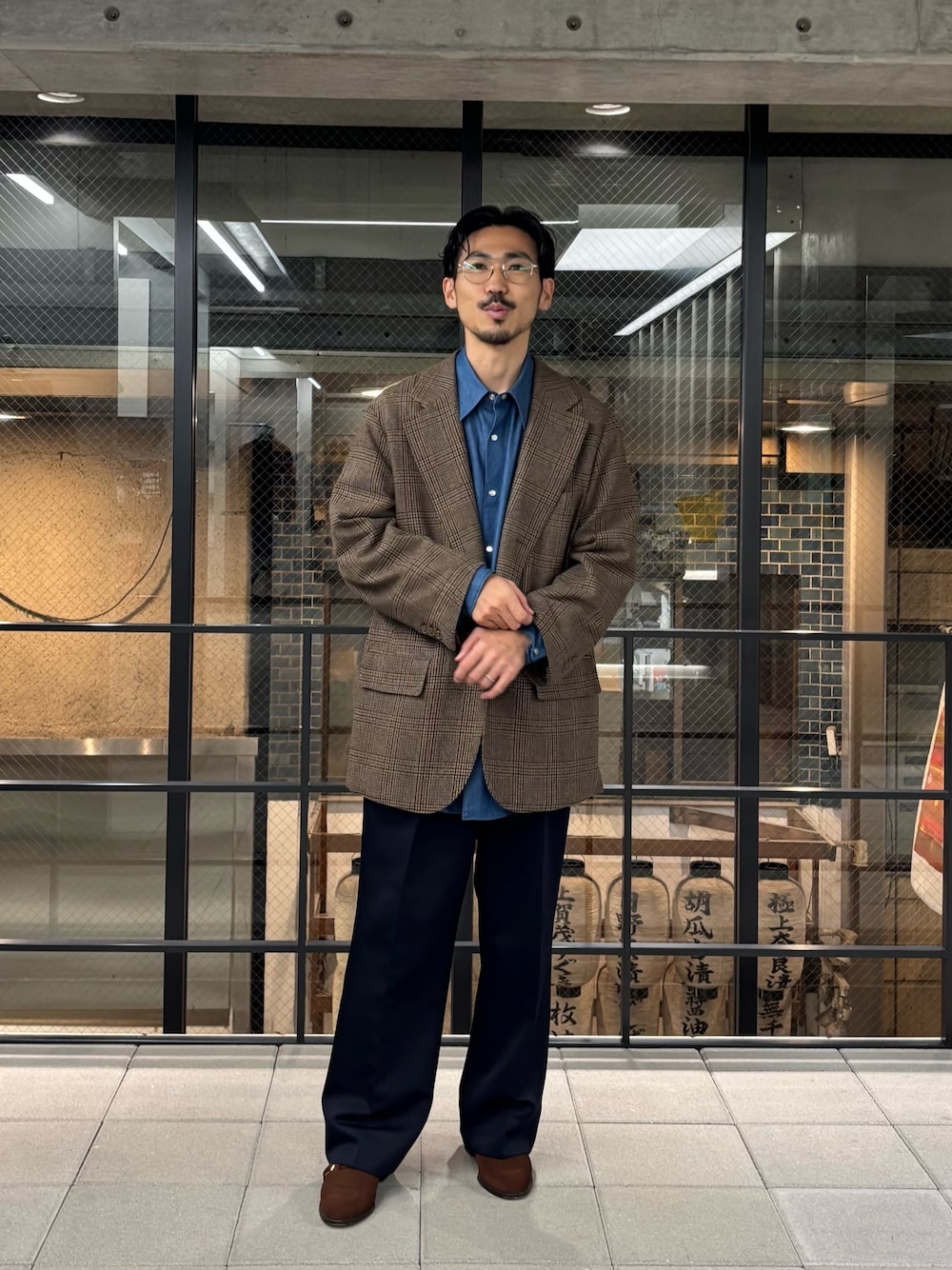 ブルー系のその他パンツ、ブルー系のシャツ/ブラウス、ブラウン系のローファーを着用したメンズの秋コーディネートの1枚目の写真