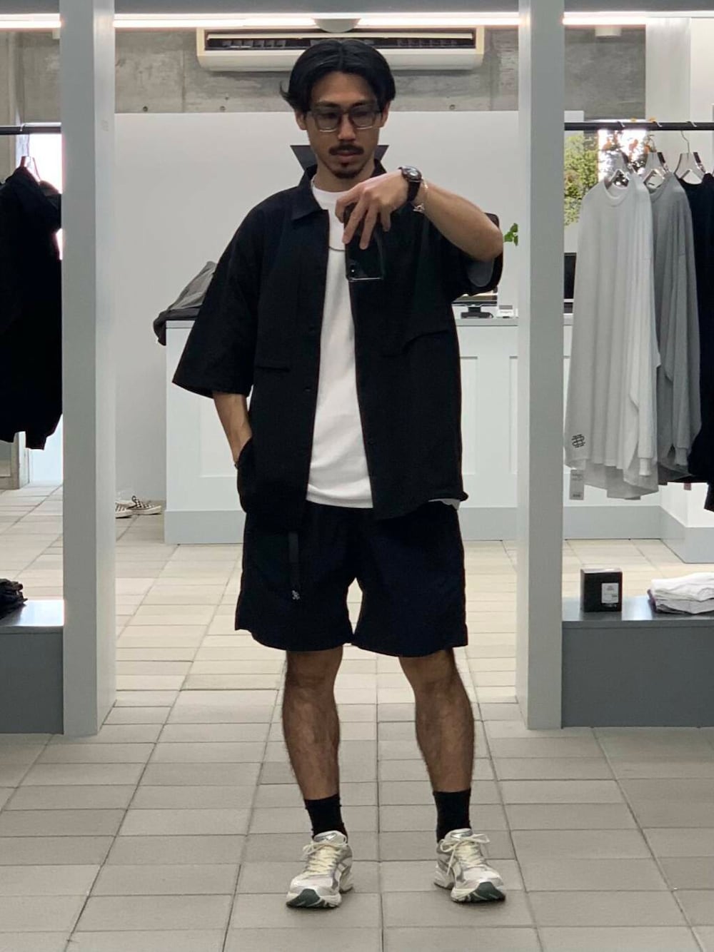 「大人カジュアル、Tシャツ、オーバーサイズ、イージーパンツ、別注、champion、機能素材、グラミチ、半袖シャツ、スニーカーコーデ、夏コーデ、ショーツ、リラックス、シャツコーデ、tシャツコーデ」｜「GramicciのGramicci / LOWERCASE　NYLON LOOSE SHORT（その他パンツ、ブルー系）」を使った、KUROKAWA DAIKIさん（メンズ・168cm）の春コーディネートの1枚目の写真