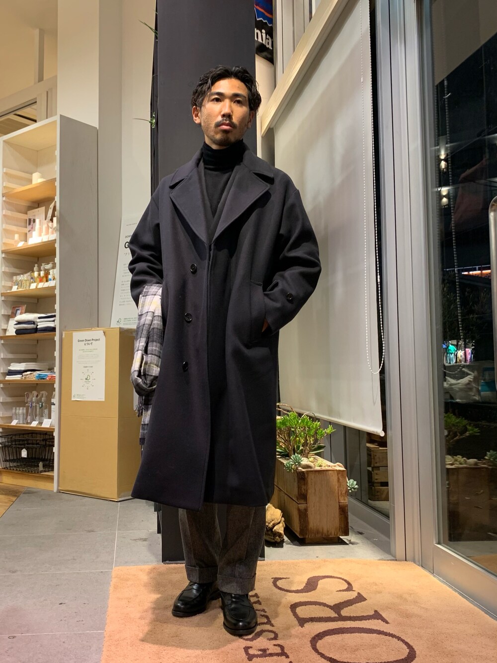 「ビッグシルエット、きれいめカジュアル、シンプルスタイル、ドレス、チェック、バルマカーンコート、アーバンリサーチ、アーバンリサーチドアーズ」｜「URBAN RESEARCH DOORSのオーバーバルマカンコート（チェスターコート、ブルー系）」を使った、KUROKAWA DAIKIさん（メンズ・168cm）の冬コーディネートの1枚目の写真
