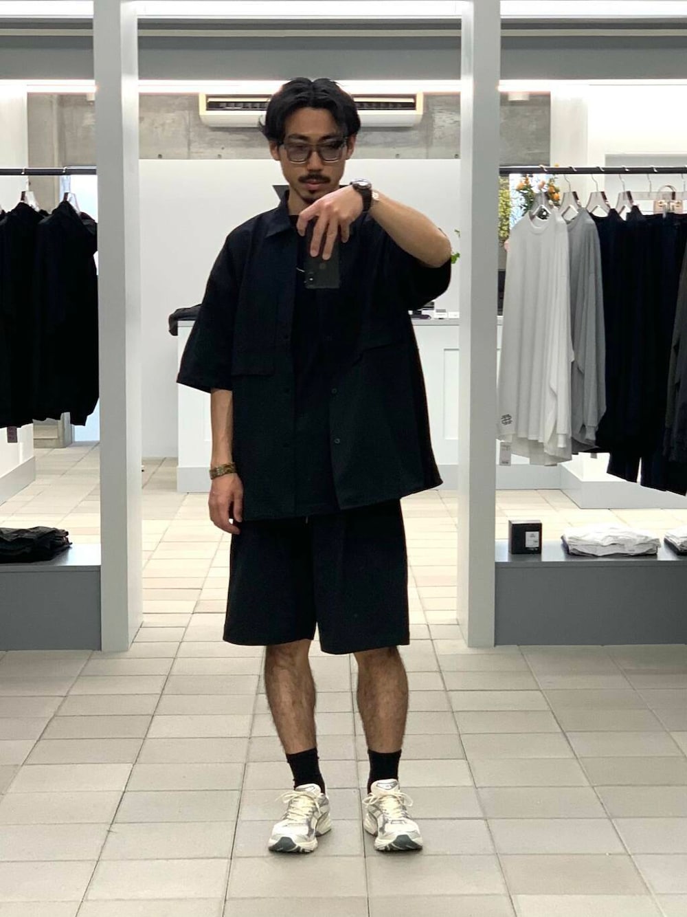 「大人カジュアル、オーバーサイズ、イージーパンツ、機能素材、半袖シャツ、スニーカーコーデ、夏コーデ、ショーツ、リラックス、シャツコーデ、asics、サマーショーツ、widedad、大人リラックス、shadetech」｜「ASICSのASICS　GEL-KAYANO 14（スニーカー、ホワイト系）」を使った、KUROKAWA DAIKIさん（メンズ・168cm）の春コーディネートの1枚目の写真