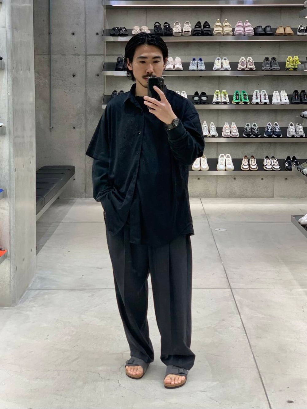 「大人カジュアル、ワイドパンツ、Tシャツ、オーバーサイズ、イージーパンツ、別注、ロンT、機能素材、春コーデ、夏コーデ、リラックス、メッシュ、シャツコーデ、ビルケン、グラフィックt」｜「ATONの『別注』ATON×URBAN RESEARCH　TWO TUCKED EASY PANTS（その他パンツ、グレー系）」を使った、KUROKAWA DAIKIさん（メンズ・168cm）の春コーディネートの1枚目の写真