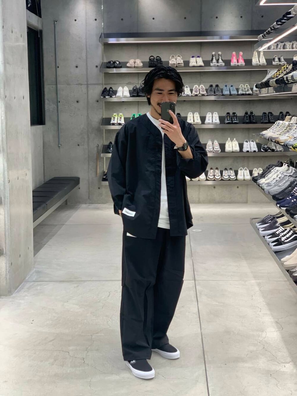 「大人カジュアル、ワイドパンツ、vans、オーバーサイズ、イージーパンツ、機能素材、スニーカーコーデ、夏コーデ、リラックス、シャツコーデ、ナイロンパンツ、ddddddd、大人リラックス」｜「VANSのVANS PREMIUM　Slip-On Reissue 98（スニーカー、ブラック系）」を使った、KUROKAWA DAIKIさん（メンズ・168cm）の春コーディネートの1枚目の写真