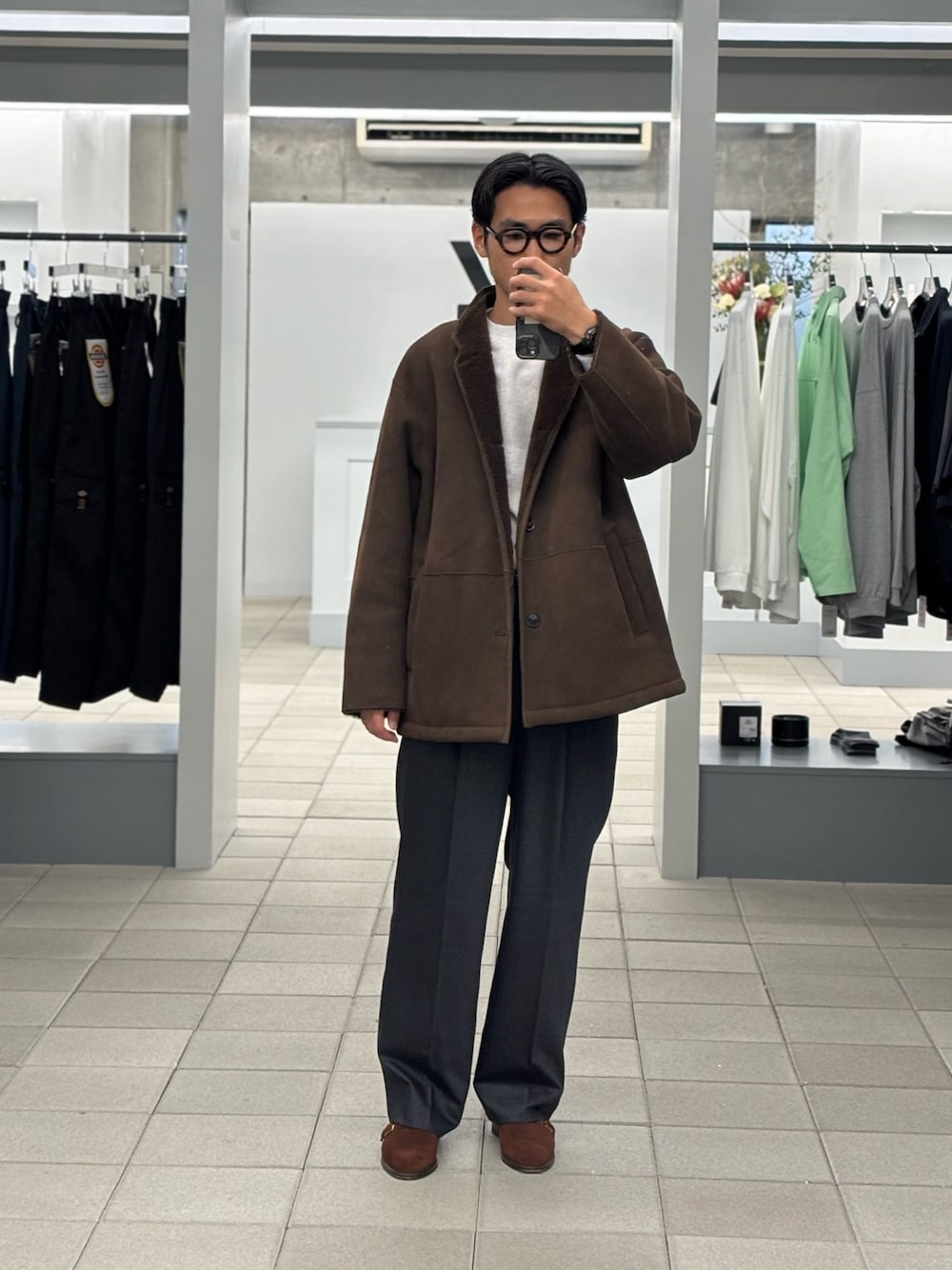 ブラウン系のその他アウター、グレー系のその他パンツ、ブラウン系のローファーを着用したメンズの秋コーディネートの1枚目の写真