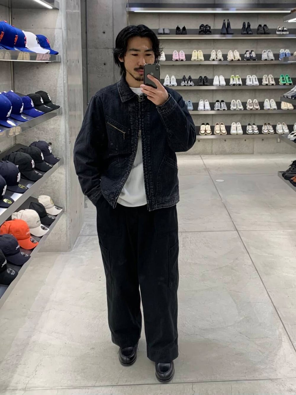 ブラック系のデニムジャケット、ブラック系のドレスシューズを着用したメンズの冬コーディネートの1枚目の写真