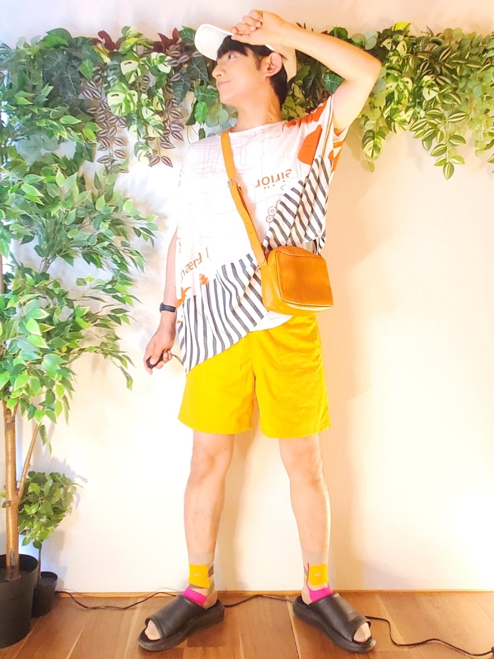 オレンジ系のシャツ/ブラウス、オレンジ系のパンツ、ブラック系のサンダルを着用したメンズの夏コーディネートの1枚目の写真