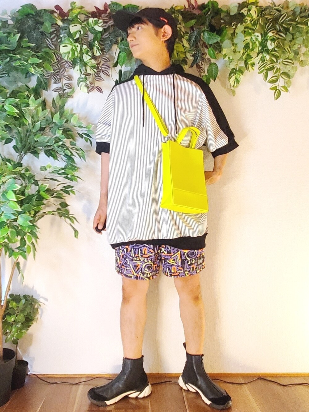 ブラック系のスニーカー、パープル系のその他パンツ、イエロー系のショルダーバッグを着用したメンズの夏コーディネートの1枚目の写真